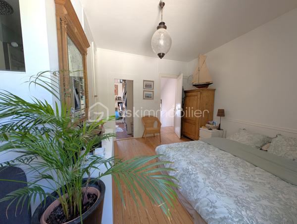 🌟 ÉCRIN CONFIDENTIEL & CACHET 1900 – 𝗟𝗘 𝗛𝗔𝗩𝗥𝗘 𝗟𝗘𝗦 𝗢𝗥𝗠𝗘𝗔𝗨𝗫
🏡 4 chambres | 105m² | Terrasse | Jardin | Cave
📍 Une adresse rare et préservée, à 100 m du COLLÈGE DES ORMEAUX !

Laissez-vous séduire par cette MAISON DE VILLE DE 1900 AU CHARME INDÉNIABLE . Alliant avec finesse L'ÉLÉGANCE DE L'ANCIEN — parquets massifs, cheminée à foyer ouvert et rosaces — au confort moderne d'une rénovation soignée, elle offre un cadre de vie calme, intimiste et baigné de lumière.

AU REZ-DE-CHAUSSÉE : l'entrée mène à une pièce à vivre chaleureuse avec sa CHEMINÉE en marbre noir, suivie d'une salle à manger ouverte sur une magnifique CUISINE SUR-MESURE de manufacture française (Morel, 2023), pensée dans l'esprit d'une véranda. Elle s'ouvre directement sur une TERRASSE SURÉLEVÉE bien exposée surplombant les jardins alentours.

AUX ÉTAGES : le premier niveau accueille une SUITE PARENTALE de 18 m² avec sa salle d'eau privative (double vasque, douche italienne), ainsi qu'une seconde chambre de 10m²  idéale en bureau ou dressing. Au deuxième étage, deux charmantes chambres et une salle de bains contemporaine avec baignoire îlot balnéo et double vasque complètent l'espace nuit.

EXTÉRIEUR & DÉPENDANCE : un joli JARDIN PAYSAGÉ abrite au fond une dépendante type "Atelier d'artiste", parfait pour laisser libre cours à vos projets créatifs ou pour du rangement complémentaire à la vaste cave en sous-sol (espace buanderie et chaufferie).

CÔTÉ TECHNIQUE : rénovation récente (2022) incluant plomberie, électricité, cuisine, salles d'eau, chaudière gaz neuve... 
* Diagnostics en cours *
🚘 Possibilité de LOUER UN STATIONNEMENT PRIVATIF sécurisé à deux pas (90 €/mois).

🔎 MON REGARD SUR CE BIEN :
"C'est une véritable 'MAISON-MAGAZINE' comme on en croise rarement. Dès que l'on franchit la porte, on ressent tout de suite cette atmosphère chaleureuse et raffinée : la décoration y est d'un goût exquis et CHAQUE DÉTAIL A ÉTÉ PENSÉ AVEC SOIN. Sa situation est un atout majeur — être au calme absolu, dans un secteur aussi préservé du Havre à 100 mètres du collège, tout en profitant d'un jardin poétique et d'un atelier au charme fou. C'est un lieu secret, pas comme les autres, où l'on a simplement envie de poser ses valises."

Contactez-moi pour organiser une visite privée et laisser la magie opérer.
_____
𝗦𝗮𝗻𝗱𝗿𝗶𝗻𝗲 𝗕𝗘𝗥𝗚𝗘𝗥𝗔𝗨𝗟𝗧 🌻 | 𝗜𝗠𝗠𝗢𝗕𝗜𝗟𝗜𝗘𝗥 & 𝗡𝗢𝗨𝗩𝗘𝗔𝗨 𝗗É𝗣𝗔𝗥𝗧 ✨
06 87 12 71 41 • BSK Immobilier
Des lieux à révéler, des projets à faire naître ✨