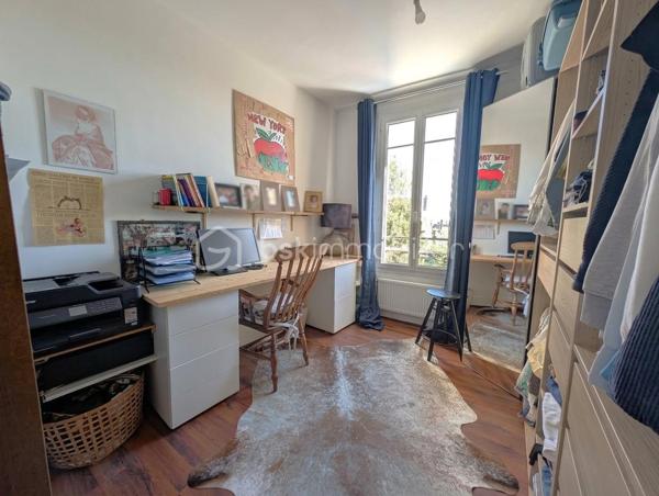 🌟 ÉCRIN CONFIDENTIEL & CACHET 1900 – 𝗟𝗘 𝗛𝗔𝗩𝗥𝗘 𝗟𝗘𝗦 𝗢𝗥𝗠𝗘𝗔𝗨𝗫
🏡 4 chambres | 105m² | Terrasse | Jardin | Cave
📍 Une adresse rare et préservée, à 100 m du COLLÈGE DES ORMEAUX !

Laissez-vous séduire par cette MAISON DE VILLE DE 1900 AU CHARME INDÉNIABLE . Alliant avec finesse L'ÉLÉGANCE DE L'ANCIEN — parquets massifs, cheminée à foyer ouvert et rosaces — au confort moderne d'une rénovation soignée, elle offre un cadre de vie calme, intimiste et baigné de lumière.

AU REZ-DE-CHAUSSÉE : l'entrée mène à une pièce à vivre chaleureuse avec sa CHEMINÉE en marbre noir, suivie d'une salle à manger ouverte sur une magnifique CUISINE SUR-MESURE de manufacture française (Morel, 2023), pensée dans l'esprit d'une véranda. Elle s'ouvre directement sur une TERRASSE SURÉLEVÉE bien exposée surplombant les jardins alentours.

AUX ÉTAGES : le premier niveau accueille une SUITE PARENTALE de 18 m² avec sa salle d'eau privative (double vasque, douche italienne), ainsi qu'une seconde chambre de 10m²  idéale en bureau ou dressing. Au deuxième étage, deux charmantes chambres et une salle de bains contemporaine avec baignoire îlot balnéo et double vasque complètent l'espace nuit.

EXTÉRIEUR & DÉPENDANCE : un joli JARDIN PAYSAGÉ abrite au fond une dépendante type "Atelier d'artiste", parfait pour laisser libre cours à vos projets créatifs ou pour du rangement complémentaire à la vaste cave en sous-sol (espace buanderie et chaufferie).

CÔTÉ TECHNIQUE : rénovation récente (2022) incluant plomberie, électricité, cuisine, salles d'eau, chaudière gaz neuve... 
* Diagnostics en cours *
🚘 Possibilité de LOUER UN STATIONNEMENT PRIVATIF sécurisé à deux pas (90 €/mois).

🔎 MON REGARD SUR CE BIEN :
"C'est une véritable 'MAISON-MAGAZINE' comme on en croise rarement. Dès que l'on franchit la porte, on ressent tout de suite cette atmosphère chaleureuse et raffinée : la décoration y est d'un goût exquis et CHAQUE DÉTAIL A ÉTÉ PENSÉ AVEC SOIN. Sa situation est un atout majeur — être au calme absolu, dans un secteur aussi préservé du Havre à 100 mètres du collège, tout en profitant d'un jardin poétique et d'un atelier au charme fou. C'est un lieu secret, pas comme les autres, où l'on a simplement envie de poser ses valises."

Contactez-moi pour organiser une visite privée et laisser la magie opérer.
_____
𝗦𝗮𝗻𝗱𝗿𝗶𝗻𝗲 𝗕𝗘𝗥𝗚𝗘𝗥𝗔𝗨𝗟𝗧 🌻 | 𝗜𝗠𝗠𝗢𝗕𝗜𝗟𝗜𝗘𝗥 & 𝗡𝗢𝗨𝗩𝗘𝗔𝗨 𝗗É𝗣𝗔𝗥𝗧 ✨
06 87 12 71 41 • BSK Immobilier
Des lieux à révéler, des projets à faire naître ✨