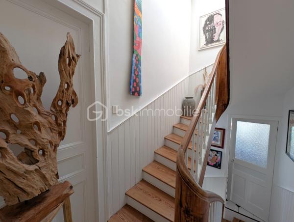 🌟 ÉCRIN CONFIDENTIEL & CACHET 1900 – 𝗟𝗘 𝗛𝗔𝗩𝗥𝗘 𝗟𝗘𝗦 𝗢𝗥𝗠𝗘𝗔𝗨𝗫
🏡 4 chambres | 105m² | Terrasse | Jardin | Cave
📍 Une adresse rare et préservée, à 100 m du COLLÈGE DES ORMEAUX !

Laissez-vous séduire par cette MAISON DE VILLE DE 1900 AU CHARME INDÉNIABLE . Alliant avec finesse L'ÉLÉGANCE DE L'ANCIEN — parquets massifs, cheminée à foyer ouvert et rosaces — au confort moderne d'une rénovation soignée, elle offre un cadre de vie calme, intimiste et baigné de lumière.

AU REZ-DE-CHAUSSÉE : l'entrée mène à une pièce à vivre chaleureuse avec sa CHEMINÉE en marbre noir, suivie d'une salle à manger ouverte sur une magnifique CUISINE SUR-MESURE de manufacture française (Morel, 2023), pensée dans l'esprit d'une véranda. Elle s'ouvre directement sur une TERRASSE SURÉLEVÉE bien exposée surplombant les jardins alentours.

AUX ÉTAGES : le premier niveau accueille une SUITE PARENTALE de 18 m² avec sa salle d'eau privative (double vasque, douche italienne), ainsi qu'une seconde chambre de 10m²  idéale en bureau ou dressing. Au deuxième étage, deux charmantes chambres et une salle de bains contemporaine avec baignoire îlot balnéo et double vasque complètent l'espace nuit.

EXTÉRIEUR & DÉPENDANCE : un joli JARDIN PAYSAGÉ abrite au fond une dépendante type "Atelier d'artiste", parfait pour laisser libre cours à vos projets créatifs ou pour du rangement complémentaire à la vaste cave en sous-sol (espace buanderie et chaufferie).

CÔTÉ TECHNIQUE : rénovation récente (2022) incluant plomberie, électricité, cuisine, salles d'eau, chaudière gaz neuve... 
* Diagnostics en cours *
🚘 Possibilité de LOUER UN STATIONNEMENT PRIVATIF sécurisé à deux pas (90 €/mois).

🔎 MON REGARD SUR CE BIEN :
"C'est une véritable 'MAISON-MAGAZINE' comme on en croise rarement. Dès que l'on franchit la porte, on ressent tout de suite cette atmosphère chaleureuse et raffinée : la décoration y est d'un goût exquis et CHAQUE DÉTAIL A ÉTÉ PENSÉ AVEC SOIN. Sa situation est un atout majeur — être au calme absolu, dans un secteur aussi préservé du Havre à 100 mètres du collège, tout en profitant d'un jardin poétique et d'un atelier au charme fou. C'est un lieu secret, pas comme les autres, où l'on a simplement envie de poser ses valises."

Contactez-moi pour organiser une visite privée et laisser la magie opérer.
_____
𝗦𝗮𝗻𝗱𝗿𝗶𝗻𝗲 𝗕𝗘𝗥𝗚𝗘𝗥𝗔𝗨𝗟𝗧 🌻 | 𝗜𝗠𝗠𝗢𝗕𝗜𝗟𝗜𝗘𝗥 & 𝗡𝗢𝗨𝗩𝗘𝗔𝗨 𝗗É𝗣𝗔𝗥𝗧 ✨
06 87 12 71 41 • BSK Immobilier
Des lieux à révéler, des projets à faire naître ✨