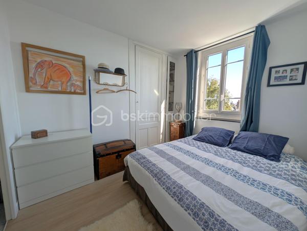 🌟 ÉCRIN CONFIDENTIEL & CACHET 1900 – 𝗟𝗘 𝗛𝗔𝗩𝗥𝗘 𝗟𝗘𝗦 𝗢𝗥𝗠𝗘𝗔𝗨𝗫
🏡 4 chambres | 105m² | Terrasse | Jardin | Cave
📍 Une adresse rare et préservée, à 100 m du COLLÈGE DES ORMEAUX !

Laissez-vous séduire par cette MAISON DE VILLE DE 1900 AU CHARME INDÉNIABLE . Alliant avec finesse L'ÉLÉGANCE DE L'ANCIEN — parquets massifs, cheminée à foyer ouvert et rosaces — au confort moderne d'une rénovation soignée, elle offre un cadre de vie calme, intimiste et baigné de lumière.

AU REZ-DE-CHAUSSÉE : l'entrée mène à une pièce à vivre chaleureuse avec sa CHEMINÉE en marbre noir, suivie d'une salle à manger ouverte sur une magnifique CUISINE SUR-MESURE de manufacture française (Morel, 2023), pensée dans l'esprit d'une véranda. Elle s'ouvre directement sur une TERRASSE SURÉLEVÉE bien exposée surplombant les jardins alentours.

AUX ÉTAGES : le premier niveau accueille une SUITE PARENTALE de 18 m² avec sa salle d'eau privative (double vasque, douche italienne), ainsi qu'une seconde chambre de 10m²  idéale en bureau ou dressing. Au deuxième étage, deux charmantes chambres et une salle de bains contemporaine avec baignoire îlot balnéo et double vasque complètent l'espace nuit.

EXTÉRIEUR & DÉPENDANCE : un joli JARDIN PAYSAGÉ abrite au fond une dépendante type "Atelier d'artiste", parfait pour laisser libre cours à vos projets créatifs ou pour du rangement complémentaire à la vaste cave en sous-sol (espace buanderie et chaufferie).

CÔTÉ TECHNIQUE : rénovation récente (2022) incluant plomberie, électricité, cuisine, salles d'eau, chaudière gaz neuve... 
* Diagnostics en cours *
🚘 Possibilité de LOUER UN STATIONNEMENT PRIVATIF sécurisé à deux pas (90 €/mois).

🔎 MON REGARD SUR CE BIEN :
"C'est une véritable 'MAISON-MAGAZINE' comme on en croise rarement. Dès que l'on franchit la porte, on ressent tout de suite cette atmosphère chaleureuse et raffinée : la décoration y est d'un goût exquis et CHAQUE DÉTAIL A ÉTÉ PENSÉ AVEC SOIN. Sa situation est un atout majeur — être au calme absolu, dans un secteur aussi préservé du Havre à 100 mètres du collège, tout en profitant d'un jardin poétique et d'un atelier au charme fou. C'est un lieu secret, pas comme les autres, où l'on a simplement envie de poser ses valises."

Contactez-moi pour organiser une visite privée et laisser la magie opérer.
_____
𝗦𝗮𝗻𝗱𝗿𝗶𝗻𝗲 𝗕𝗘𝗥𝗚𝗘𝗥𝗔𝗨𝗟𝗧 🌻 | 𝗜𝗠𝗠𝗢𝗕𝗜𝗟𝗜𝗘𝗥 & 𝗡𝗢𝗨𝗩𝗘𝗔𝗨 𝗗É𝗣𝗔𝗥𝗧 ✨
06 87 12 71 41 • BSK Immobilier
Des lieux à révéler, des projets à faire naître ✨