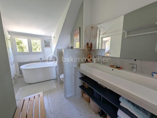 🌟 ÉCRIN CONFIDENTIEL & CACHET 1900 – 𝗟𝗘 𝗛𝗔𝗩𝗥𝗘 𝗟𝗘𝗦 𝗢𝗥𝗠𝗘𝗔𝗨𝗫
🏡 4 chambres | 105m² | Terrasse | Jardin | Cave
📍 Une adresse rare et préservée, à 100 m du COLLÈGE DES ORMEAUX !

Laissez-vous séduire par cette MAISON DE VILLE DE 1900 AU CHARME INDÉNIABLE . Alliant avec finesse L'ÉLÉGANCE DE L'ANCIEN — parquets massifs, cheminée à foyer ouvert et rosaces — au confort moderne d'une rénovation soignée, elle offre un cadre de vie calme, intimiste et baigné de lumière.

AU REZ-DE-CHAUSSÉE : l'entrée mène à une pièce à vivre chaleureuse avec sa CHEMINÉE en marbre noir, suivie d'une salle à manger ouverte sur une magnifique CUISINE SUR-MESURE de manufacture française (Morel, 2023), pensée dans l'esprit d'une véranda. Elle s'ouvre directement sur une TERRASSE SURÉLEVÉE bien exposée surplombant les jardins alentours.

AUX ÉTAGES : le premier niveau accueille une SUITE PARENTALE de 18 m² avec sa salle d'eau privative (double vasque, douche italienne), ainsi qu'une seconde chambre de 10m²  idéale en bureau ou dressing. Au deuxième étage, deux charmantes chambres et une salle de bains contemporaine avec baignoire îlot balnéo et double vasque complètent l'espace nuit.

EXTÉRIEUR & DÉPENDANCE : un joli JARDIN PAYSAGÉ abrite au fond une dépendante type "Atelier d'artiste", parfait pour laisser libre cours à vos projets créatifs ou pour du rangement complémentaire à la vaste cave en sous-sol (espace buanderie et chaufferie).

CÔTÉ TECHNIQUE : rénovation récente (2022) incluant plomberie, électricité, cuisine, salles d'eau, chaudière gaz neuve... 
* Diagnostics en cours *
🚘 Possibilité de LOUER UN STATIONNEMENT PRIVATIF sécurisé à deux pas (90 €/mois).

🔎 MON REGARD SUR CE BIEN :
"C'est une véritable 'MAISON-MAGAZINE' comme on en croise rarement. Dès que l'on franchit la porte, on ressent tout de suite cette atmosphère chaleureuse et raffinée : la décoration y est d'un goût exquis et CHAQUE DÉTAIL A ÉTÉ PENSÉ AVEC SOIN. Sa situation est un atout majeur — être au calme absolu, dans un secteur aussi préservé du Havre à 100 mètres du collège, tout en profitant d'un jardin poétique et d'un atelier au charme fou. C'est un lieu secret, pas comme les autres, où l'on a simplement envie de poser ses valises."

Contactez-moi pour organiser une visite privée et laisser la magie opérer.
_____
𝗦𝗮𝗻𝗱𝗿𝗶𝗻𝗲 𝗕𝗘𝗥𝗚𝗘𝗥𝗔𝗨𝗟𝗧 🌻 | 𝗜𝗠𝗠𝗢𝗕𝗜𝗟𝗜𝗘𝗥 & 𝗡𝗢𝗨𝗩𝗘𝗔𝗨 𝗗É𝗣𝗔𝗥𝗧 ✨
06 87 12 71 41 • BSK Immobilier
Des lieux à révéler, des projets à faire naître ✨