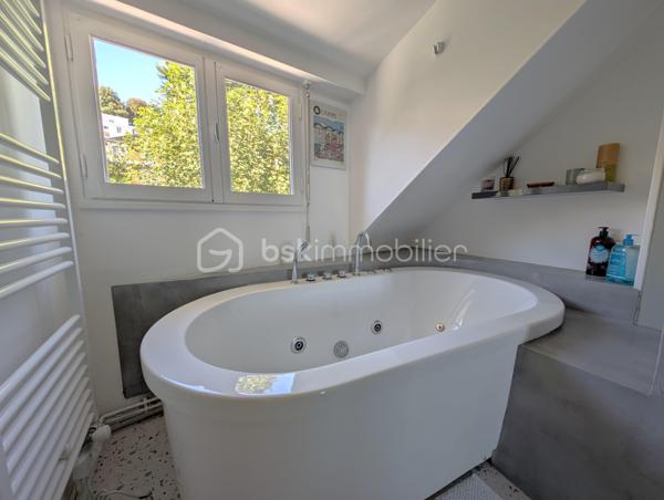 🌟 ÉCRIN CONFIDENTIEL & CACHET 1900 – 𝗟𝗘 𝗛𝗔𝗩𝗥𝗘 𝗟𝗘𝗦 𝗢𝗥𝗠𝗘𝗔𝗨𝗫
🏡 4 chambres | 105m² | Terrasse | Jardin | Cave
📍 Une adresse rare et préservée, à 100 m du COLLÈGE DES ORMEAUX !

Laissez-vous séduire par cette MAISON DE VILLE DE 1900 AU CHARME INDÉNIABLE . Alliant avec finesse L'ÉLÉGANCE DE L'ANCIEN — parquets massifs, cheminée à foyer ouvert et rosaces — au confort moderne d'une rénovation soignée, elle offre un cadre de vie calme, intimiste et baigné de lumière.

AU REZ-DE-CHAUSSÉE : l'entrée mène à une pièce à vivre chaleureuse avec sa CHEMINÉE en marbre noir, suivie d'une salle à manger ouverte sur une magnifique CUISINE SUR-MESURE de manufacture française (Morel, 2023), pensée dans l'esprit d'une véranda. Elle s'ouvre directement sur une TERRASSE SURÉLEVÉE bien exposée surplombant les jardins alentours.

AUX ÉTAGES : le premier niveau accueille une SUITE PARENTALE de 18 m² avec sa salle d'eau privative (double vasque, douche italienne), ainsi qu'une seconde chambre de 10m²  idéale en bureau ou dressing. Au deuxième étage, deux charmantes chambres et une salle de bains contemporaine avec baignoire îlot balnéo et double vasque complètent l'espace nuit.

EXTÉRIEUR & DÉPENDANCE : un joli JARDIN PAYSAGÉ abrite au fond une dépendante type "Atelier d'artiste", parfait pour laisser libre cours à vos projets créatifs ou pour du rangement complémentaire à la vaste cave en sous-sol (espace buanderie et chaufferie).

CÔTÉ TECHNIQUE : rénovation récente (2022) incluant plomberie, électricité, cuisine, salles d'eau, chaudière gaz neuve... 
* Diagnostics en cours *
🚘 Possibilité de LOUER UN STATIONNEMENT PRIVATIF sécurisé à deux pas (90 €/mois).

🔎 MON REGARD SUR CE BIEN :
"C'est une véritable 'MAISON-MAGAZINE' comme on en croise rarement. Dès que l'on franchit la porte, on ressent tout de suite cette atmosphère chaleureuse et raffinée : la décoration y est d'un goût exquis et CHAQUE DÉTAIL A ÉTÉ PENSÉ AVEC SOIN. Sa situation est un atout majeur — être au calme absolu, dans un secteur aussi préservé du Havre à 100 mètres du collège, tout en profitant d'un jardin poétique et d'un atelier au charme fou. C'est un lieu secret, pas comme les autres, où l'on a simplement envie de poser ses valises."

Contactez-moi pour organiser une visite privée et laisser la magie opérer.
_____
𝗦𝗮𝗻𝗱𝗿𝗶𝗻𝗲 𝗕𝗘𝗥𝗚𝗘𝗥𝗔𝗨𝗟𝗧 🌻 | 𝗜𝗠𝗠𝗢𝗕𝗜𝗟𝗜𝗘𝗥 & 𝗡𝗢𝗨𝗩𝗘𝗔𝗨 𝗗É𝗣𝗔𝗥𝗧 ✨
06 87 12 71 41 • BSK Immobilier
Des lieux à révéler, des projets à faire naître ✨