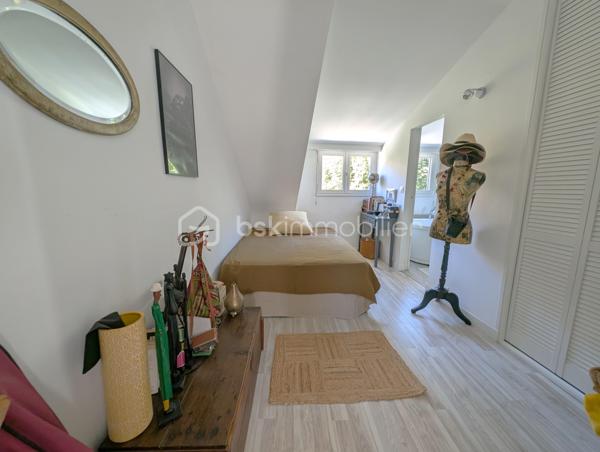 🌟 ÉCRIN CONFIDENTIEL & CACHET 1900 – 𝗟𝗘 𝗛𝗔𝗩𝗥𝗘 𝗟𝗘𝗦 𝗢𝗥𝗠𝗘𝗔𝗨𝗫
🏡 4 chambres | 105m² | Terrasse | Jardin | Cave
📍 Une adresse rare et préservée, à 100 m du COLLÈGE DES ORMEAUX !

Laissez-vous séduire par cette MAISON DE VILLE DE 1900 AU CHARME INDÉNIABLE . Alliant avec finesse L'ÉLÉGANCE DE L'ANCIEN — parquets massifs, cheminée à foyer ouvert et rosaces — au confort moderne d'une rénovation soignée, elle offre un cadre de vie calme, intimiste et baigné de lumière.

AU REZ-DE-CHAUSSÉE : l'entrée mène à une pièce à vivre chaleureuse avec sa CHEMINÉE en marbre noir, suivie d'une salle à manger ouverte sur une magnifique CUISINE SUR-MESURE de manufacture française (Morel, 2023), pensée dans l'esprit d'une véranda. Elle s'ouvre directement sur une TERRASSE SURÉLEVÉE bien exposée surplombant les jardins alentours.

AUX ÉTAGES : le premier niveau accueille une SUITE PARENTALE de 18 m² avec sa salle d'eau privative (double vasque, douche italienne), ainsi qu'une seconde chambre de 10m²  idéale en bureau ou dressing. Au deuxième étage, deux charmantes chambres et une salle de bains contemporaine avec baignoire îlot balnéo et double vasque complètent l'espace nuit.

EXTÉRIEUR & DÉPENDANCE : un joli JARDIN PAYSAGÉ abrite au fond une dépendante type "Atelier d'artiste", parfait pour laisser libre cours à vos projets créatifs ou pour du rangement complémentaire à la vaste cave en sous-sol (espace buanderie et chaufferie).

CÔTÉ TECHNIQUE : rénovation récente (2022) incluant plomberie, électricité, cuisine, salles d'eau, chaudière gaz neuve... 
* Diagnostics en cours *
🚘 Possibilité de LOUER UN STATIONNEMENT PRIVATIF sécurisé à deux pas (90 €/mois).

🔎 MON REGARD SUR CE BIEN :
"C'est une véritable 'MAISON-MAGAZINE' comme on en croise rarement. Dès que l'on franchit la porte, on ressent tout de suite cette atmosphère chaleureuse et raffinée : la décoration y est d'un goût exquis et CHAQUE DÉTAIL A ÉTÉ PENSÉ AVEC SOIN. Sa situation est un atout majeur — être au calme absolu, dans un secteur aussi préservé du Havre à 100 mètres du collège, tout en profitant d'un jardin poétique et d'un atelier au charme fou. C'est un lieu secret, pas comme les autres, où l'on a simplement envie de poser ses valises."

Contactez-moi pour organiser une visite privée et laisser la magie opérer.
_____
𝗦𝗮𝗻𝗱𝗿𝗶𝗻𝗲 𝗕𝗘𝗥𝗚𝗘𝗥𝗔𝗨𝗟𝗧 🌻 | 𝗜𝗠𝗠𝗢𝗕𝗜𝗟𝗜𝗘𝗥 & 𝗡𝗢𝗨𝗩𝗘𝗔𝗨 𝗗É𝗣𝗔𝗥𝗧 ✨
06 87 12 71 41 • BSK Immobilier
Des lieux à révéler, des projets à faire naître ✨