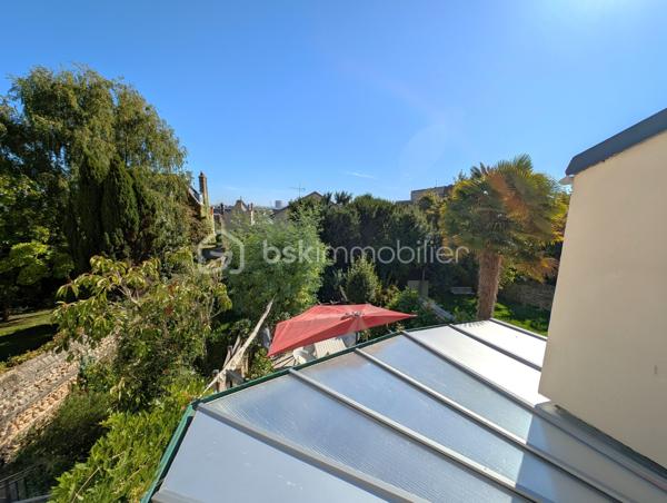 🌟 ÉCRIN CONFIDENTIEL & CACHET 1900 – 𝗟𝗘 𝗛𝗔𝗩𝗥𝗘 𝗟𝗘𝗦 𝗢𝗥𝗠𝗘𝗔𝗨𝗫
🏡 4 chambres | 105m² | Terrasse | Jardin | Cave
📍 Une adresse rare et préservée, à 100 m du COLLÈGE DES ORMEAUX !

Laissez-vous séduire par cette MAISON DE VILLE DE 1900 AU CHARME INDÉNIABLE . Alliant avec finesse L'ÉLÉGANCE DE L'ANCIEN — parquets massifs, cheminée à foyer ouvert et rosaces — au confort moderne d'une rénovation soignée, elle offre un cadre de vie calme, intimiste et baigné de lumière.

AU REZ-DE-CHAUSSÉE : l'entrée mène à une pièce à vivre chaleureuse avec sa CHEMINÉE en marbre noir, suivie d'une salle à manger ouverte sur une magnifique CUISINE SUR-MESURE de manufacture française (Morel, 2023), pensée dans l'esprit d'une véranda. Elle s'ouvre directement sur une TERRASSE SURÉLEVÉE bien exposée surplombant les jardins alentours.

AUX ÉTAGES : le premier niveau accueille une SUITE PARENTALE de 18 m² avec sa salle d'eau privative (double vasque, douche italienne), ainsi qu'une seconde chambre de 10m²  idéale en bureau ou dressing. Au deuxième étage, deux charmantes chambres et une salle de bains contemporaine avec baignoire îlot balnéo et double vasque complètent l'espace nuit.

EXTÉRIEUR & DÉPENDANCE : un joli JARDIN PAYSAGÉ abrite au fond une dépendante type "Atelier d'artiste", parfait pour laisser libre cours à vos projets créatifs ou pour du rangement complémentaire à la vaste cave en sous-sol (espace buanderie et chaufferie).

CÔTÉ TECHNIQUE : rénovation récente (2022) incluant plomberie, électricité, cuisine, salles d'eau, chaudière gaz neuve... 
* Diagnostics en cours *
🚘 Possibilité de LOUER UN STATIONNEMENT PRIVATIF sécurisé à deux pas (90 €/mois).

🔎 MON REGARD SUR CE BIEN :
"C'est une véritable 'MAISON-MAGAZINE' comme on en croise rarement. Dès que l'on franchit la porte, on ressent tout de suite cette atmosphère chaleureuse et raffinée : la décoration y est d'un goût exquis et CHAQUE DÉTAIL A ÉTÉ PENSÉ AVEC SOIN. Sa situation est un atout majeur — être au calme absolu, dans un secteur aussi préservé du Havre à 100 mètres du collège, tout en profitant d'un jardin poétique et d'un atelier au charme fou. C'est un lieu secret, pas comme les autres, où l'on a simplement envie de poser ses valises."

Contactez-moi pour organiser une visite privée et laisser la magie opérer.
_____
𝗦𝗮𝗻𝗱𝗿𝗶𝗻𝗲 𝗕𝗘𝗥𝗚𝗘𝗥𝗔𝗨𝗟𝗧 🌻 | 𝗜𝗠𝗠𝗢𝗕𝗜𝗟𝗜𝗘𝗥 & 𝗡𝗢𝗨𝗩𝗘𝗔𝗨 𝗗É𝗣𝗔𝗥𝗧 ✨
06 87 12 71 41 • BSK Immobilier
Des lieux à révéler, des projets à faire naître ✨