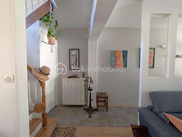 🌟 ÉCRIN CONFIDENTIEL & CACHET 1900 – 𝗟𝗘 𝗛𝗔𝗩𝗥𝗘 𝗟𝗘𝗦 𝗢𝗥𝗠𝗘𝗔𝗨𝗫
🏡 4 chambres | 105m² | Terrasse | Jardin | Cave
📍 Une adresse rare et préservée, à 100 m du COLLÈGE DES ORMEAUX !

Laissez-vous séduire par cette MAISON DE VILLE DE 1900 AU CHARME INDÉNIABLE . Alliant avec finesse L'ÉLÉGANCE DE L'ANCIEN — parquets massifs, cheminée à foyer ouvert et rosaces — au confort moderne d'une rénovation soignée, elle offre un cadre de vie calme, intimiste et baigné de lumière.

AU REZ-DE-CHAUSSÉE : l'entrée mène à une pièce à vivre chaleureuse avec sa CHEMINÉE en marbre noir, suivie d'une salle à manger ouverte sur une magnifique CUISINE SUR-MESURE de manufacture française (Morel, 2023), pensée dans l'esprit d'une véranda. Elle s'ouvre directement sur une TERRASSE SURÉLEVÉE bien exposée surplombant les jardins alentours.

AUX ÉTAGES : le premier niveau accueille une SUITE PARENTALE de 18 m² avec sa salle d'eau privative (double vasque, douche italienne), ainsi qu'une seconde chambre de 10m²  idéale en bureau ou dressing. Au deuxième étage, deux charmantes chambres et une salle de bains contemporaine avec baignoire îlot balnéo et double vasque complètent l'espace nuit.

EXTÉRIEUR & DÉPENDANCE : un joli JARDIN PAYSAGÉ abrite au fond une dépendante type "Atelier d'artiste", parfait pour laisser libre cours à vos projets créatifs ou pour du rangement complémentaire à la vaste cave en sous-sol (espace buanderie et chaufferie).

CÔTÉ TECHNIQUE : rénovation récente (2022) incluant plomberie, électricité, cuisine, salles d'eau, chaudière gaz neuve... 
* Diagnostics en cours *
🚘 Possibilité de LOUER UN STATIONNEMENT PRIVATIF sécurisé à deux pas (90 €/mois).

🔎 MON REGARD SUR CE BIEN :
"C'est une véritable 'MAISON-MAGAZINE' comme on en croise rarement. Dès que l'on franchit la porte, on ressent tout de suite cette atmosphère chaleureuse et raffinée : la décoration y est d'un goût exquis et CHAQUE DÉTAIL A ÉTÉ PENSÉ AVEC SOIN. Sa situation est un atout majeur — être au calme absolu, dans un secteur aussi préservé du Havre à 100 mètres du collège, tout en profitant d'un jardin poétique et d'un atelier au charme fou. C'est un lieu secret, pas comme les autres, où l'on a simplement envie de poser ses valises."

Contactez-moi pour organiser une visite privée et laisser la magie opérer.
_____
𝗦𝗮𝗻𝗱𝗿𝗶𝗻𝗲 𝗕𝗘𝗥𝗚𝗘𝗥𝗔𝗨𝗟𝗧 🌻 | 𝗜𝗠𝗠𝗢𝗕𝗜𝗟𝗜𝗘𝗥 & 𝗡𝗢𝗨𝗩𝗘𝗔𝗨 𝗗É𝗣𝗔𝗥𝗧 ✨
06 87 12 71 41 • BSK Immobilier
Des lieux à révéler, des projets à faire naître ✨