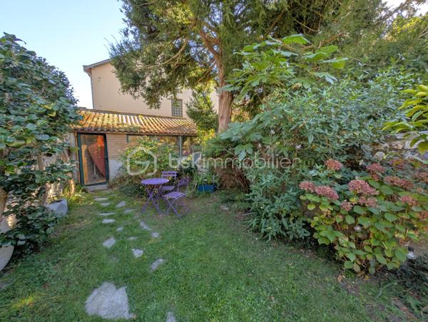 🌟 ÉCRIN CONFIDENTIEL & CACHET 1900 – 𝗟𝗘 𝗛𝗔𝗩𝗥𝗘 𝗟𝗘𝗦 𝗢𝗥𝗠𝗘𝗔𝗨𝗫
🏡 4 chambres | 105m² | Terrasse | Jardin | Cave
📍 Une adresse rare et préservée, à 100 m du COLLÈGE DES ORMEAUX !

Laissez-vous séduire par cette MAISON DE VILLE DE 1900 AU CHARME INDÉNIABLE . Alliant avec finesse L'ÉLÉGANCE DE L'ANCIEN — parquets massifs, cheminée à foyer ouvert et rosaces — au confort moderne d'une rénovation soignée, elle offre un cadre de vie calme, intimiste et baigné de lumière.

AU REZ-DE-CHAUSSÉE : l'entrée mène à une pièce à vivre chaleureuse avec sa CHEMINÉE en marbre noir, suivie d'une salle à manger ouverte sur une magnifique CUISINE SUR-MESURE de manufacture française (Morel, 2023), pensée dans l'esprit d'une véranda. Elle s'ouvre directement sur une TERRASSE SURÉLEVÉE bien exposée surplombant les jardins alentours.

AUX ÉTAGES : le premier niveau accueille une SUITE PARENTALE de 18 m² avec sa salle d'eau privative (double vasque, douche italienne), ainsi qu'une seconde chambre de 10m²  idéale en bureau ou dressing. Au deuxième étage, deux charmantes chambres et une salle de bains contemporaine avec baignoire îlot balnéo et double vasque complètent l'espace nuit.

EXTÉRIEUR & DÉPENDANCE : un joli JARDIN PAYSAGÉ abrite au fond une dépendante type "Atelier d'artiste", parfait pour laisser libre cours à vos projets créatifs ou pour du rangement complémentaire à la vaste cave en sous-sol (espace buanderie et chaufferie).

CÔTÉ TECHNIQUE : rénovation récente (2022) incluant plomberie, électricité, cuisine, salles d'eau, chaudière gaz neuve... 
* Diagnostics en cours *
🚘 Possibilité de LOUER UN STATIONNEMENT PRIVATIF sécurisé à deux pas (90 €/mois).

🔎 MON REGARD SUR CE BIEN :
"C'est une véritable 'MAISON-MAGAZINE' comme on en croise rarement. Dès que l'on franchit la porte, on ressent tout de suite cette atmosphère chaleureuse et raffinée : la décoration y est d'un goût exquis et CHAQUE DÉTAIL A ÉTÉ PENSÉ AVEC SOIN. Sa situation est un atout majeur — être au calme absolu, dans un secteur aussi préservé du Havre à 100 mètres du collège, tout en profitant d'un jardin poétique et d'un atelier au charme fou. C'est un lieu secret, pas comme les autres, où l'on a simplement envie de poser ses valises."

Contactez-moi pour organiser une visite privée et laisser la magie opérer.
_____
𝗦𝗮𝗻𝗱𝗿𝗶𝗻𝗲 𝗕𝗘𝗥𝗚𝗘𝗥𝗔𝗨𝗟𝗧 🌻 | 𝗜𝗠𝗠𝗢𝗕𝗜𝗟𝗜𝗘𝗥 & 𝗡𝗢𝗨𝗩𝗘𝗔𝗨 𝗗É𝗣𝗔𝗥𝗧 ✨
06 87 12 71 41 • BSK Immobilier
Des lieux à révéler, des projets à faire naître ✨