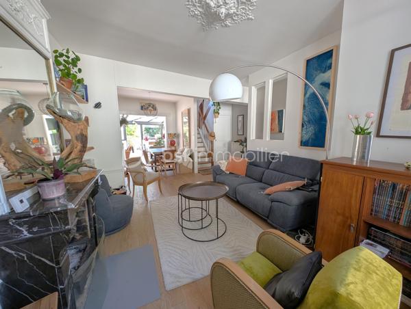 🌟 ÉCRIN CONFIDENTIEL & CACHET 1900 – 𝗟𝗘 𝗛𝗔𝗩𝗥𝗘 𝗟𝗘𝗦 𝗢𝗥𝗠𝗘𝗔𝗨𝗫
🏡 4 chambres | 105m² | Terrasse | Jardin | Cave
📍 Une adresse rare et préservée, à 100 m du COLLÈGE DES ORMEAUX !

Laissez-vous séduire par cette MAISON DE VILLE DE 1900 AU CHARME INDÉNIABLE . Alliant avec finesse L'ÉLÉGANCE DE L'ANCIEN — parquets massifs, cheminée à foyer ouvert et rosaces — au confort moderne d'une rénovation soignée, elle offre un cadre de vie calme, intimiste et baigné de lumière.

AU REZ-DE-CHAUSSÉE : l'entrée mène à une pièce à vivre chaleureuse avec sa CHEMINÉE en marbre noir, suivie d'une salle à manger ouverte sur une magnifique CUISINE SUR-MESURE de manufacture française (Morel, 2023), pensée dans l'esprit d'une véranda. Elle s'ouvre directement sur une TERRASSE SURÉLEVÉE bien exposée surplombant les jardins alentours.

AUX ÉTAGES : le premier niveau accueille une SUITE PARENTALE de 18 m² avec sa salle d'eau privative (double vasque, douche italienne), ainsi qu'une seconde chambre de 10m²  idéale en bureau ou dressing. Au deuxième étage, deux charmantes chambres et une salle de bains contemporaine avec baignoire îlot balnéo et double vasque complètent l'espace nuit.

EXTÉRIEUR & DÉPENDANCE : un joli JARDIN PAYSAGÉ abrite au fond une dépendante type "Atelier d'artiste", parfait pour laisser libre cours à vos projets créatifs ou pour du rangement complémentaire à la vaste cave en sous-sol (espace buanderie et chaufferie).

CÔTÉ TECHNIQUE : rénovation récente (2022) incluant plomberie, électricité, cuisine, salles d'eau, chaudière gaz neuve... 
* Diagnostics en cours *
🚘 Possibilité de LOUER UN STATIONNEMENT PRIVATIF sécurisé à deux pas (90 €/mois).

🔎 MON REGARD SUR CE BIEN :
"C'est une véritable 'MAISON-MAGAZINE' comme on en croise rarement. Dès que l'on franchit la porte, on ressent tout de suite cette atmosphère chaleureuse et raffinée : la décoration y est d'un goût exquis et CHAQUE DÉTAIL A ÉTÉ PENSÉ AVEC SOIN. Sa situation est un atout majeur — être au calme absolu, dans un secteur aussi préservé du Havre à 100 mètres du collège, tout en profitant d'un jardin poétique et d'un atelier au charme fou. C'est un lieu secret, pas comme les autres, où l'on a simplement envie de poser ses valises."

Contactez-moi pour organiser une visite privée et laisser la magie opérer.
_____
𝗦𝗮𝗻𝗱𝗿𝗶𝗻𝗲 𝗕𝗘𝗥𝗚𝗘𝗥𝗔𝗨𝗟𝗧 🌻 | 𝗜𝗠𝗠𝗢𝗕𝗜𝗟𝗜𝗘𝗥 & 𝗡𝗢𝗨𝗩𝗘𝗔𝗨 𝗗É𝗣𝗔𝗥𝗧 ✨
06 87 12 71 41 • BSK Immobilier
Des lieux à révéler, des projets à faire naître ✨