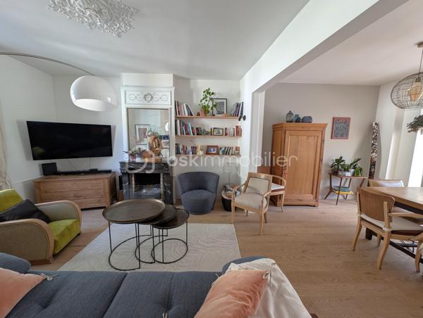 🌟 ÉCRIN CONFIDENTIEL & CACHET 1900 – 𝗟𝗘 𝗛𝗔𝗩𝗥𝗘 𝗟𝗘𝗦 𝗢𝗥𝗠𝗘𝗔𝗨𝗫
🏡 4 chambres | 105m² | Terrasse | Jardin | Cave
📍 Une adresse rare et préservée, à 100 m du COLLÈGE DES ORMEAUX !

Laissez-vous séduire par cette MAISON DE VILLE DE 1900 AU CHARME INDÉNIABLE . Alliant avec finesse L'ÉLÉGANCE DE L'ANCIEN — parquets massifs, cheminée à foyer ouvert et rosaces — au confort moderne d'une rénovation soignée, elle offre un cadre de vie calme, intimiste et baigné de lumière.

AU REZ-DE-CHAUSSÉE : l'entrée mène à une pièce à vivre chaleureuse avec sa CHEMINÉE en marbre noir, suivie d'une salle à manger ouverte sur une magnifique CUISINE SUR-MESURE de manufacture française (Morel, 2023), pensée dans l'esprit d'une véranda. Elle s'ouvre directement sur une TERRASSE SURÉLEVÉE bien exposée surplombant les jardins alentours.

AUX ÉTAGES : le premier niveau accueille une SUITE PARENTALE de 18 m² avec sa salle d'eau privative (double vasque, douche italienne), ainsi qu'une seconde chambre de 10m²  idéale en bureau ou dressing. Au deuxième étage, deux charmantes chambres et une salle de bains contemporaine avec baignoire îlot balnéo et double vasque complètent l'espace nuit.

EXTÉRIEUR & DÉPENDANCE : un joli JARDIN PAYSAGÉ abrite au fond une dépendante type "Atelier d'artiste", parfait pour laisser libre cours à vos projets créatifs ou pour du rangement complémentaire à la vaste cave en sous-sol (espace buanderie et chaufferie).

CÔTÉ TECHNIQUE : rénovation récente (2022) incluant plomberie, électricité, cuisine, salles d'eau, chaudière gaz neuve... 
* Diagnostics en cours *
🚘 Possibilité de LOUER UN STATIONNEMENT PRIVATIF sécurisé à deux pas (90 €/mois).

🔎 MON REGARD SUR CE BIEN :
"C'est une véritable 'MAISON-MAGAZINE' comme on en croise rarement. Dès que l'on franchit la porte, on ressent tout de suite cette atmosphère chaleureuse et raffinée : la décoration y est d'un goût exquis et CHAQUE DÉTAIL A ÉTÉ PENSÉ AVEC SOIN. Sa situation est un atout majeur — être au calme absolu, dans un secteur aussi préservé du Havre à 100 mètres du collège, tout en profitant d'un jardin poétique et d'un atelier au charme fou. C'est un lieu secret, pas comme les autres, où l'on a simplement envie de poser ses valises."

Contactez-moi pour organiser une visite privée et laisser la magie opérer.
_____
𝗦𝗮𝗻𝗱𝗿𝗶𝗻𝗲 𝗕𝗘𝗥𝗚𝗘𝗥𝗔𝗨𝗟𝗧 🌻 | 𝗜𝗠𝗠𝗢𝗕𝗜𝗟𝗜𝗘𝗥 & 𝗡𝗢𝗨𝗩𝗘𝗔𝗨 𝗗É𝗣𝗔𝗥𝗧 ✨
06 87 12 71 41 • BSK Immobilier
Des lieux à révéler, des projets à faire naître ✨