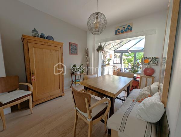 🌟 ÉCRIN CONFIDENTIEL & CACHET 1900 – 𝗟𝗘 𝗛𝗔𝗩𝗥𝗘 𝗟𝗘𝗦 𝗢𝗥𝗠𝗘𝗔𝗨𝗫
🏡 4 chambres | 105m² | Terrasse | Jardin | Cave
📍 Une adresse rare et préservée, à 100 m du COLLÈGE DES ORMEAUX !

Laissez-vous séduire par cette MAISON DE VILLE DE 1900 AU CHARME INDÉNIABLE . Alliant avec finesse L'ÉLÉGANCE DE L'ANCIEN — parquets massifs, cheminée à foyer ouvert et rosaces — au confort moderne d'une rénovation soignée, elle offre un cadre de vie calme, intimiste et baigné de lumière.

AU REZ-DE-CHAUSSÉE : l'entrée mène à une pièce à vivre chaleureuse avec sa CHEMINÉE en marbre noir, suivie d'une salle à manger ouverte sur une magnifique CUISINE SUR-MESURE de manufacture française (Morel, 2023), pensée dans l'esprit d'une véranda. Elle s'ouvre directement sur une TERRASSE SURÉLEVÉE bien exposée surplombant les jardins alentours.

AUX ÉTAGES : le premier niveau accueille une SUITE PARENTALE de 18 m² avec sa salle d'eau privative (double vasque, douche italienne), ainsi qu'une seconde chambre de 10m²  idéale en bureau ou dressing. Au deuxième étage, deux charmantes chambres et une salle de bains contemporaine avec baignoire îlot balnéo et double vasque complètent l'espace nuit.

EXTÉRIEUR & DÉPENDANCE : un joli JARDIN PAYSAGÉ abrite au fond une dépendante type "Atelier d'artiste", parfait pour laisser libre cours à vos projets créatifs ou pour du rangement complémentaire à la vaste cave en sous-sol (espace buanderie et chaufferie).

CÔTÉ TECHNIQUE : rénovation récente (2022) incluant plomberie, électricité, cuisine, salles d'eau, chaudière gaz neuve... 
* Diagnostics en cours *
🚘 Possibilité de LOUER UN STATIONNEMENT PRIVATIF sécurisé à deux pas (90 €/mois).

🔎 MON REGARD SUR CE BIEN :
"C'est une véritable 'MAISON-MAGAZINE' comme on en croise rarement. Dès que l'on franchit la porte, on ressent tout de suite cette atmosphère chaleureuse et raffinée : la décoration y est d'un goût exquis et CHAQUE DÉTAIL A ÉTÉ PENSÉ AVEC SOIN. Sa situation est un atout majeur — être au calme absolu, dans un secteur aussi préservé du Havre à 100 mètres du collège, tout en profitant d'un jardin poétique et d'un atelier au charme fou. C'est un lieu secret, pas comme les autres, où l'on a simplement envie de poser ses valises."

Contactez-moi pour organiser une visite privée et laisser la magie opérer.
_____
𝗦𝗮𝗻𝗱𝗿𝗶𝗻𝗲 𝗕𝗘𝗥𝗚𝗘𝗥𝗔𝗨𝗟𝗧 🌻 | 𝗜𝗠𝗠𝗢𝗕𝗜𝗟𝗜𝗘𝗥 & 𝗡𝗢𝗨𝗩𝗘𝗔𝗨 𝗗É𝗣𝗔𝗥𝗧 ✨
06 87 12 71 41 • BSK Immobilier
Des lieux à révéler, des projets à faire naître ✨