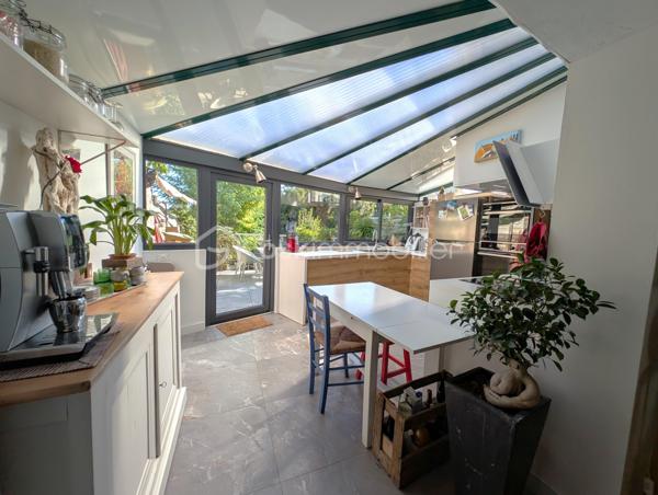 🌟 ÉCRIN CONFIDENTIEL & CACHET 1900 – 𝗟𝗘 𝗛𝗔𝗩𝗥𝗘 𝗟𝗘𝗦 𝗢𝗥𝗠𝗘𝗔𝗨𝗫
🏡 4 chambres | 105m² | Terrasse | Jardin | Cave
📍 Une adresse rare et préservée, à 100 m du COLLÈGE DES ORMEAUX !

Laissez-vous séduire par cette MAISON DE VILLE DE 1900 AU CHARME INDÉNIABLE . Alliant avec finesse L'ÉLÉGANCE DE L'ANCIEN — parquets massifs, cheminée à foyer ouvert et rosaces — au confort moderne d'une rénovation soignée, elle offre un cadre de vie calme, intimiste et baigné de lumière.

AU REZ-DE-CHAUSSÉE : l'entrée mène à une pièce à vivre chaleureuse avec sa CHEMINÉE en marbre noir, suivie d'une salle à manger ouverte sur une magnifique CUISINE SUR-MESURE de manufacture française (Morel, 2023), pensée dans l'esprit d'une véranda. Elle s'ouvre directement sur une TERRASSE SURÉLEVÉE bien exposée surplombant les jardins alentours.

AUX ÉTAGES : le premier niveau accueille une SUITE PARENTALE de 18 m² avec sa salle d'eau privative (double vasque, douche italienne), ainsi qu'une seconde chambre de 10m²  idéale en bureau ou dressing. Au deuxième étage, deux charmantes chambres et une salle de bains contemporaine avec baignoire îlot balnéo et double vasque complètent l'espace nuit.

EXTÉRIEUR & DÉPENDANCE : un joli JARDIN PAYSAGÉ abrite au fond une dépendante type "Atelier d'artiste", parfait pour laisser libre cours à vos projets créatifs ou pour du rangement complémentaire à la vaste cave en sous-sol (espace buanderie et chaufferie).

CÔTÉ TECHNIQUE : rénovation récente (2022) incluant plomberie, électricité, cuisine, salles d'eau, chaudière gaz neuve... 
* Diagnostics en cours *
🚘 Possibilité de LOUER UN STATIONNEMENT PRIVATIF sécurisé à deux pas (90 €/mois).

🔎 MON REGARD SUR CE BIEN :
"C'est une véritable 'MAISON-MAGAZINE' comme on en croise rarement. Dès que l'on franchit la porte, on ressent tout de suite cette atmosphère chaleureuse et raffinée : la décoration y est d'un goût exquis et CHAQUE DÉTAIL A ÉTÉ PENSÉ AVEC SOIN. Sa situation est un atout majeur — être au calme absolu, dans un secteur aussi préservé du Havre à 100 mètres du collège, tout en profitant d'un jardin poétique et d'un atelier au charme fou. C'est un lieu secret, pas comme les autres, où l'on a simplement envie de poser ses valises."

Contactez-moi pour organiser une visite privée et laisser la magie opérer.
_____
𝗦𝗮𝗻𝗱𝗿𝗶𝗻𝗲 𝗕𝗘𝗥𝗚𝗘𝗥𝗔𝗨𝗟𝗧 🌻 | 𝗜𝗠𝗠𝗢𝗕𝗜𝗟𝗜𝗘𝗥 & 𝗡𝗢𝗨𝗩𝗘𝗔𝗨 𝗗É𝗣𝗔𝗥𝗧 ✨
06 87 12 71 41 • BSK Immobilier
Des lieux à révéler, des projets à faire naître ✨
