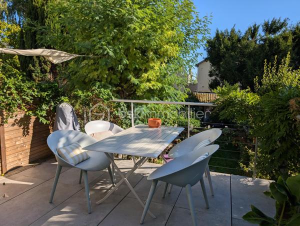 🌟 ÉCRIN CONFIDENTIEL & CACHET 1900 – 𝗟𝗘 𝗛𝗔𝗩𝗥𝗘 𝗟𝗘𝗦 𝗢𝗥𝗠𝗘𝗔𝗨𝗫
🏡 4 chambres | 105m² | Terrasse | Jardin | Cave
📍 Une adresse rare et préservée, à 100 m du COLLÈGE DES ORMEAUX !

Laissez-vous séduire par cette MAISON DE VILLE DE 1900 AU CHARME INDÉNIABLE . Alliant avec finesse L'ÉLÉGANCE DE L'ANCIEN — parquets massifs, cheminée à foyer ouvert et rosaces — au confort moderne d'une rénovation soignée, elle offre un cadre de vie calme, intimiste et baigné de lumière.

AU REZ-DE-CHAUSSÉE : l'entrée mène à une pièce à vivre chaleureuse avec sa CHEMINÉE en marbre noir, suivie d'une salle à manger ouverte sur une magnifique CUISINE SUR-MESURE de manufacture française (Morel, 2023), pensée dans l'esprit d'une véranda. Elle s'ouvre directement sur une TERRASSE SURÉLEVÉE bien exposée surplombant les jardins alentours.

AUX ÉTAGES : le premier niveau accueille une SUITE PARENTALE de 18 m² avec sa salle d'eau privative (double vasque, douche italienne), ainsi qu'une seconde chambre de 10m²  idéale en bureau ou dressing. Au deuxième étage, deux charmantes chambres et une salle de bains contemporaine avec baignoire îlot balnéo et double vasque complètent l'espace nuit.

EXTÉRIEUR & DÉPENDANCE : un joli JARDIN PAYSAGÉ abrite au fond une dépendante type "Atelier d'artiste", parfait pour laisser libre cours à vos projets créatifs ou pour du rangement complémentaire à la vaste cave en sous-sol (espace buanderie et chaufferie).

CÔTÉ TECHNIQUE : rénovation récente (2022) incluant plomberie, électricité, cuisine, salles d'eau, chaudière gaz neuve... 
* Diagnostics en cours *
🚘 Possibilité de LOUER UN STATIONNEMENT PRIVATIF sécurisé à deux pas (90 €/mois).

🔎 MON REGARD SUR CE BIEN :
"C'est une véritable 'MAISON-MAGAZINE' comme on en croise rarement. Dès que l'on franchit la porte, on ressent tout de suite cette atmosphère chaleureuse et raffinée : la décoration y est d'un goût exquis et CHAQUE DÉTAIL A ÉTÉ PENSÉ AVEC SOIN. Sa situation est un atout majeur — être au calme absolu, dans un secteur aussi préservé du Havre à 100 mètres du collège, tout en profitant d'un jardin poétique et d'un atelier au charme fou. C'est un lieu secret, pas comme les autres, où l'on a simplement envie de poser ses valises."

Contactez-moi pour organiser une visite privée et laisser la magie opérer.
_____
𝗦𝗮𝗻𝗱𝗿𝗶𝗻𝗲 𝗕𝗘𝗥𝗚𝗘𝗥𝗔𝗨𝗟𝗧 🌻 | 𝗜𝗠𝗠𝗢𝗕𝗜𝗟𝗜𝗘𝗥 & 𝗡𝗢𝗨𝗩𝗘𝗔𝗨 𝗗É𝗣𝗔𝗥𝗧 ✨
06 87 12 71 41 • BSK Immobilier
Des lieux à révéler, des projets à faire naître ✨