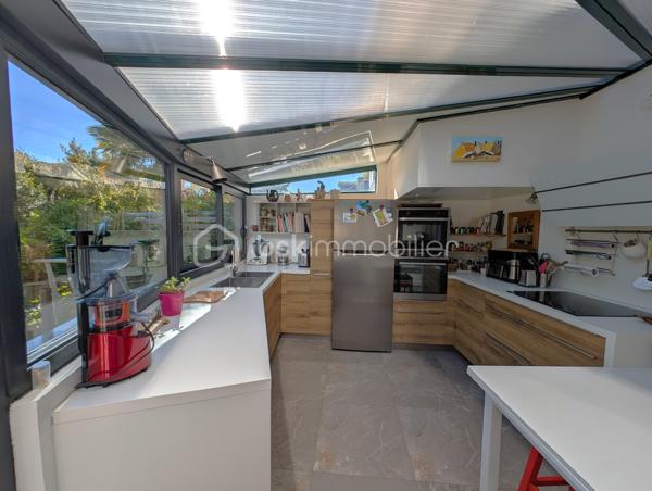 🌟 ÉCRIN CONFIDENTIEL & CACHET 1900 – 𝗟𝗘 𝗛𝗔𝗩𝗥𝗘 𝗟𝗘𝗦 𝗢𝗥𝗠𝗘𝗔𝗨𝗫
🏡 4 chambres | 105m² | Terrasse | Jardin | Cave
📍 Une adresse rare et préservée, à 100 m du COLLÈGE DES ORMEAUX !

Laissez-vous séduire par cette MAISON DE VILLE DE 1900 AU CHARME INDÉNIABLE . Alliant avec finesse L'ÉLÉGANCE DE L'ANCIEN — parquets massifs, cheminée à foyer ouvert et rosaces — au confort moderne d'une rénovation soignée, elle offre un cadre de vie calme, intimiste et baigné de lumière.

AU REZ-DE-CHAUSSÉE : l'entrée mène à une pièce à vivre chaleureuse avec sa CHEMINÉE en marbre noir, suivie d'une salle à manger ouverte sur une magnifique CUISINE SUR-MESURE de manufacture française (Morel, 2023), pensée dans l'esprit d'une véranda. Elle s'ouvre directement sur une TERRASSE SURÉLEVÉE bien exposée surplombant les jardins alentours.

AUX ÉTAGES : le premier niveau accueille une SUITE PARENTALE de 18 m² avec sa salle d'eau privative (double vasque, douche italienne), ainsi qu'une seconde chambre de 10m²  idéale en bureau ou dressing. Au deuxième étage, deux charmantes chambres et une salle de bains contemporaine avec baignoire îlot balnéo et double vasque complètent l'espace nuit.

EXTÉRIEUR & DÉPENDANCE : un joli JARDIN PAYSAGÉ abrite au fond une dépendante type "Atelier d'artiste", parfait pour laisser libre cours à vos projets créatifs ou pour du rangement complémentaire à la vaste cave en sous-sol (espace buanderie et chaufferie).

CÔTÉ TECHNIQUE : rénovation récente (2022) incluant plomberie, électricité, cuisine, salles d'eau, chaudière gaz neuve... 
* Diagnostics en cours *
🚘 Possibilité de LOUER UN STATIONNEMENT PRIVATIF sécurisé à deux pas (90 €/mois).

🔎 MON REGARD SUR CE BIEN :
"C'est une véritable 'MAISON-MAGAZINE' comme on en croise rarement. Dès que l'on franchit la porte, on ressent tout de suite cette atmosphère chaleureuse et raffinée : la décoration y est d'un goût exquis et CHAQUE DÉTAIL A ÉTÉ PENSÉ AVEC SOIN. Sa situation est un atout majeur — être au calme absolu, dans un secteur aussi préservé du Havre à 100 mètres du collège, tout en profitant d'un jardin poétique et d'un atelier au charme fou. C'est un lieu secret, pas comme les autres, où l'on a simplement envie de poser ses valises."

Contactez-moi pour organiser une visite privée et laisser la magie opérer.
_____
𝗦𝗮𝗻𝗱𝗿𝗶𝗻𝗲 𝗕𝗘𝗥𝗚𝗘𝗥𝗔𝗨𝗟𝗧 🌻 | 𝗜𝗠𝗠𝗢𝗕𝗜𝗟𝗜𝗘𝗥 & 𝗡𝗢𝗨𝗩𝗘𝗔𝗨 𝗗É𝗣𝗔𝗥𝗧 ✨
06 87 12 71 41 • BSK Immobilier
Des lieux à révéler, des projets à faire naître ✨