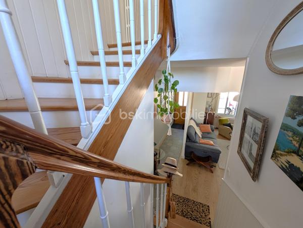 🌟 ÉCRIN CONFIDENTIEL & CACHET 1900 – 𝗟𝗘 𝗛𝗔𝗩𝗥𝗘 𝗟𝗘𝗦 𝗢𝗥𝗠𝗘𝗔𝗨𝗫
🏡 4 chambres | 105m² | Terrasse | Jardin | Cave
📍 Une adresse rare et préservée, à 100 m du COLLÈGE DES ORMEAUX !

Laissez-vous séduire par cette MAISON DE VILLE DE 1900 AU CHARME INDÉNIABLE . Alliant avec finesse L'ÉLÉGANCE DE L'ANCIEN — parquets massifs, cheminée à foyer ouvert et rosaces — au confort moderne d'une rénovation soignée, elle offre un cadre de vie calme, intimiste et baigné de lumière.

AU REZ-DE-CHAUSSÉE : l'entrée mène à une pièce à vivre chaleureuse avec sa CHEMINÉE en marbre noir, suivie d'une salle à manger ouverte sur une magnifique CUISINE SUR-MESURE de manufacture française (Morel, 2023), pensée dans l'esprit d'une véranda. Elle s'ouvre directement sur une TERRASSE SURÉLEVÉE bien exposée surplombant les jardins alentours.

AUX ÉTAGES : le premier niveau accueille une SUITE PARENTALE de 18 m² avec sa salle d'eau privative (double vasque, douche italienne), ainsi qu'une seconde chambre de 10m²  idéale en bureau ou dressing. Au deuxième étage, deux charmantes chambres et une salle de bains contemporaine avec baignoire îlot balnéo et double vasque complètent l'espace nuit.

EXTÉRIEUR & DÉPENDANCE : un joli JARDIN PAYSAGÉ abrite au fond une dépendante type "Atelier d'artiste", parfait pour laisser libre cours à vos projets créatifs ou pour du rangement complémentaire à la vaste cave en sous-sol (espace buanderie et chaufferie).

CÔTÉ TECHNIQUE : rénovation récente (2022) incluant plomberie, électricité, cuisine, salles d'eau, chaudière gaz neuve... 
* Diagnostics en cours *
🚘 Possibilité de LOUER UN STATIONNEMENT PRIVATIF sécurisé à deux pas (90 €/mois).

🔎 MON REGARD SUR CE BIEN :
"C'est une véritable 'MAISON-MAGAZINE' comme on en croise rarement. Dès que l'on franchit la porte, on ressent tout de suite cette atmosphère chaleureuse et raffinée : la décoration y est d'un goût exquis et CHAQUE DÉTAIL A ÉTÉ PENSÉ AVEC SOIN. Sa situation est un atout majeur — être au calme absolu, dans un secteur aussi préservé du Havre à 100 mètres du collège, tout en profitant d'un jardin poétique et d'un atelier au charme fou. C'est un lieu secret, pas comme les autres, où l'on a simplement envie de poser ses valises."

Contactez-moi pour organiser une visite privée et laisser la magie opérer.
_____
𝗦𝗮𝗻𝗱𝗿𝗶𝗻𝗲 𝗕𝗘𝗥𝗚𝗘𝗥𝗔𝗨𝗟𝗧 🌻 | 𝗜𝗠𝗠𝗢𝗕𝗜𝗟𝗜𝗘𝗥 & 𝗡𝗢𝗨𝗩𝗘𝗔𝗨 𝗗É𝗣𝗔𝗥𝗧 ✨
06 87 12 71 41 • BSK Immobilier
Des lieux à révéler, des projets à faire naître ✨