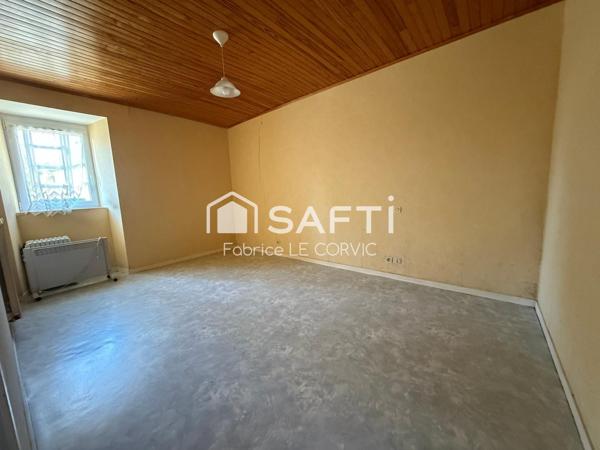 Ancien corps de ferme avec hangars