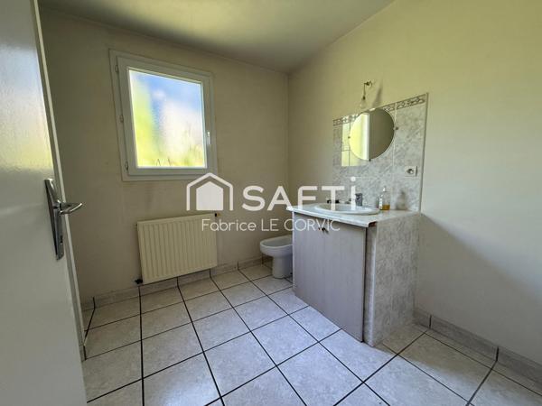 Ancien corps de ferme avec hangars