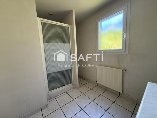 Ancien corps de ferme avec hangars