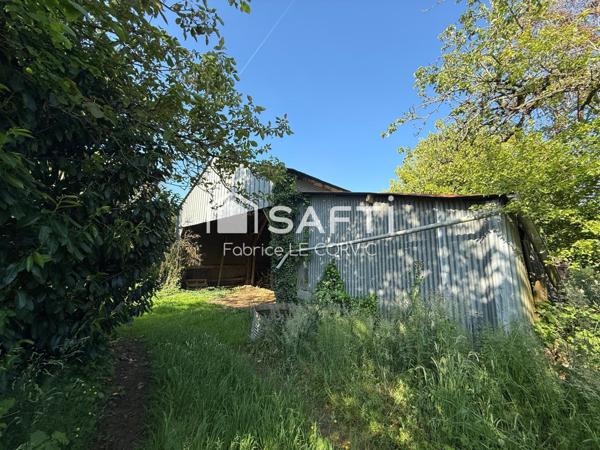 Ancien corps de ferme avec hangars