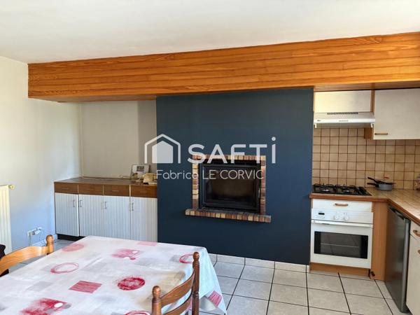 Ancien corps de ferme avec hangars