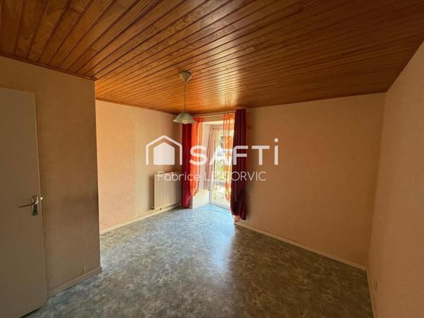 Ancien corps de ferme avec hangars