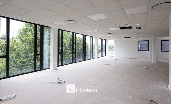 Bureaux neufs à vendre ou à louer à Limonest avec terrasse privative