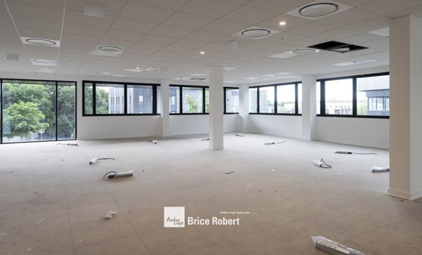 Bureaux neufs à vendre ou à louer à Limonest avec terrasse privative