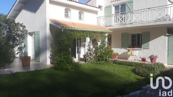 Maison 8 pièces de 204 m² à Tresses (33370)