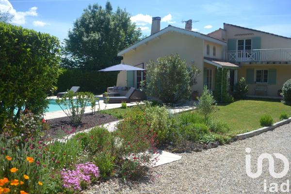 Maison 8 pièces de 204 m² à Tresses (33370)