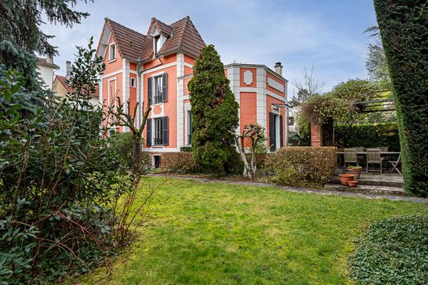 Meulière familiale confidentielle, à l’abri des regards