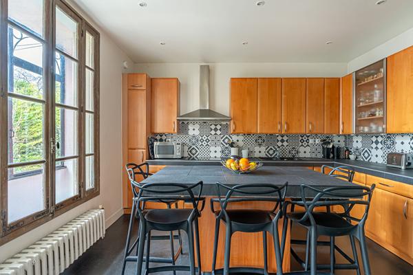 Meulière familiale confidentielle, à l’abri des regards