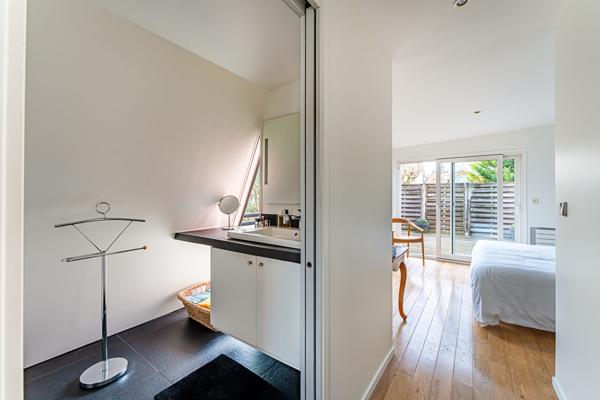 Meulière familiale confidentielle, à l’abri des regards