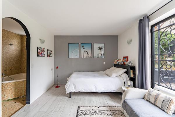 Meulière familiale confidentielle, à l’abri des regards