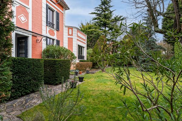 Meulière familiale confidentielle, à l’abri des regards