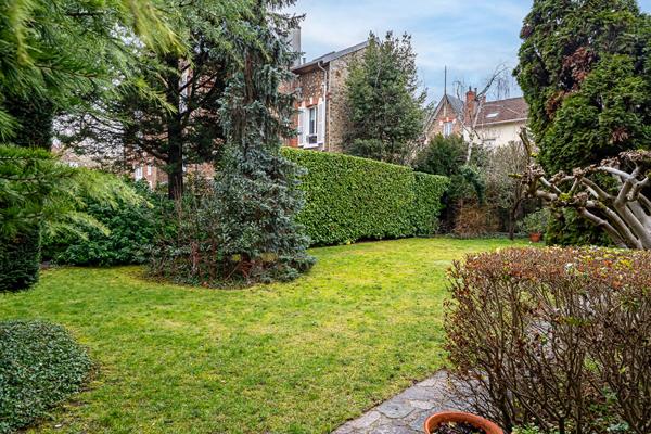 Meulière familiale confidentielle, à l’abri des regards