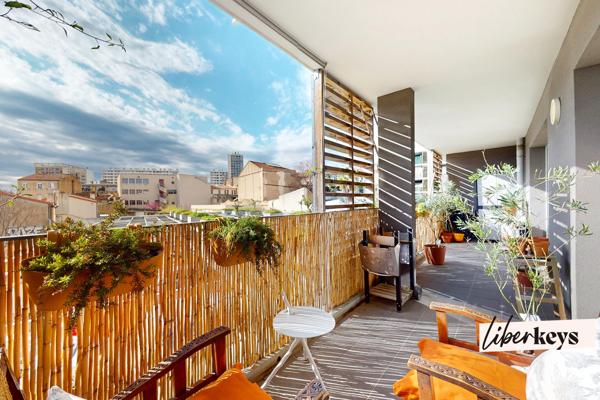 T3 récent avec terrasse traversante & parking – DPE A – Résidence sécurisée