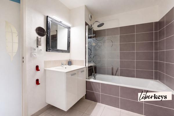 T3 récent avec terrasse traversante & parking – DPE A – Résidence sécurisée