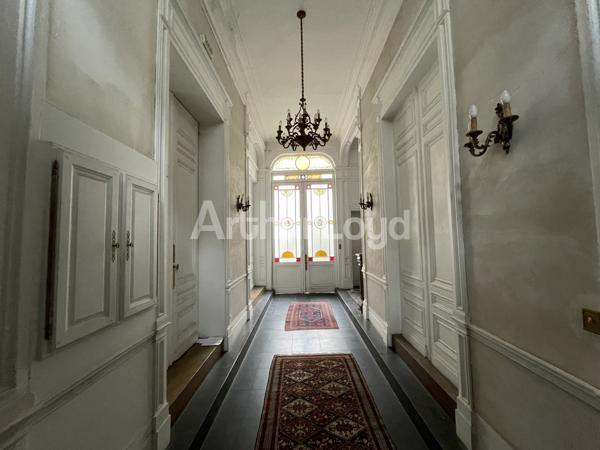 Bureaux à louer à Lille - Locaux d'époque sécurisés avec parquet et moulures - Accessibilité et charme