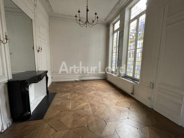 Bureaux à louer à Lille - Locaux d'époque sécurisés avec parquet et moulures - Accessibilité et charme