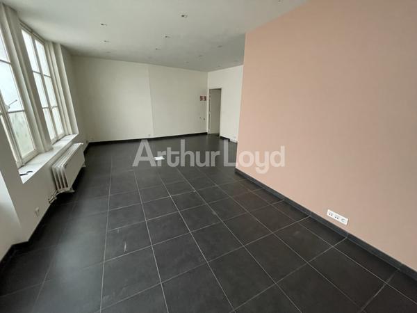 Bureaux à louer à Lille - Locaux d'époque sécurisés avec parquet et moulures - Accessibilité et charme