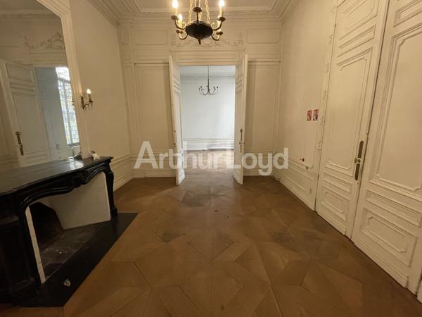 Bureaux à louer à Lille - Locaux d'époque sécurisés avec parquet et moulures - Accessibilité et charme