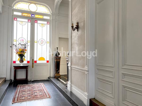 Bureaux à louer à Lille - Locaux d'époque sécurisés avec parquet et moulures - Accessibilité et charme