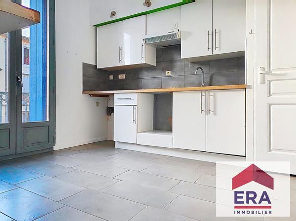 BEL IMMEUBLE 5 T3 ET  UN LOCAL COMMERCIAL QUARTIER GARE 5 MINUTES CENTRE VILLE.