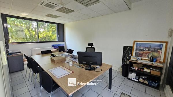 Bureaux à louer en rez-de-chaussée à Dardilly avec parking extérieur