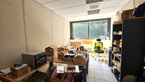 Bureaux à louer en rez-de-chaussée à Dardilly avec parking extérieur