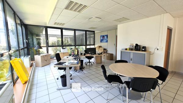 Bureaux à louer en rez-de-chaussée à Dardilly avec parking extérieur