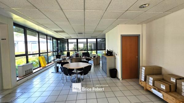 Bureaux à louer en rez-de-chaussée à Dardilly avec parking extérieur