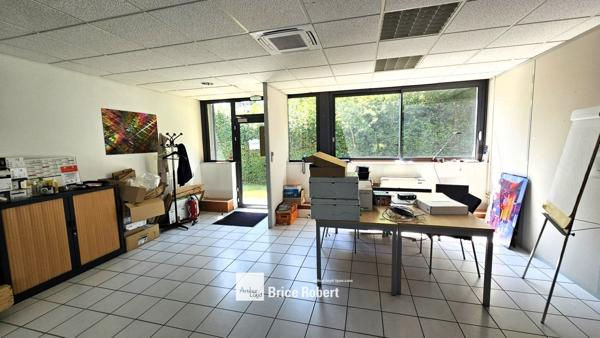 Bureaux à louer en rez-de-chaussée à Dardilly avec parking extérieur