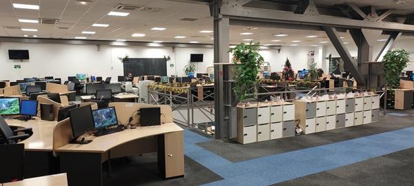 VASTE IMMEUBLE DE BUREAUX CHASSENEUIL DU POITOU - 2129m² DE BUREAUX A VENDRE ET GRAND PARKING