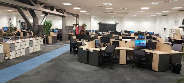 VASTE IMMEUBLE DE BUREAUX CHASSENEUIL DU POITOU - 2129m² DE BUREAUX A VENDRE ET GRAND PARKING