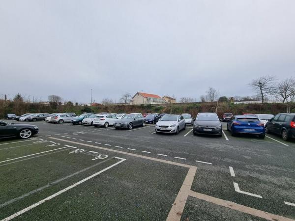 VASTE IMMEUBLE DE BUREAUX CHASSENEUIL DU POITOU - 2129m² DE BUREAUX A VENDRE ET GRAND PARKING