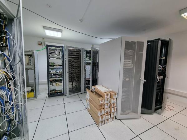 VASTE IMMEUBLE DE BUREAUX CHASSENEUIL DU POITOU - 2129m² DE BUREAUX A VENDRE ET GRAND PARKING